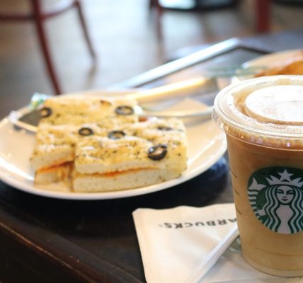 Ini Alasan Kenapa Kamu Harus Nyobain Starbucks Caffe Latte